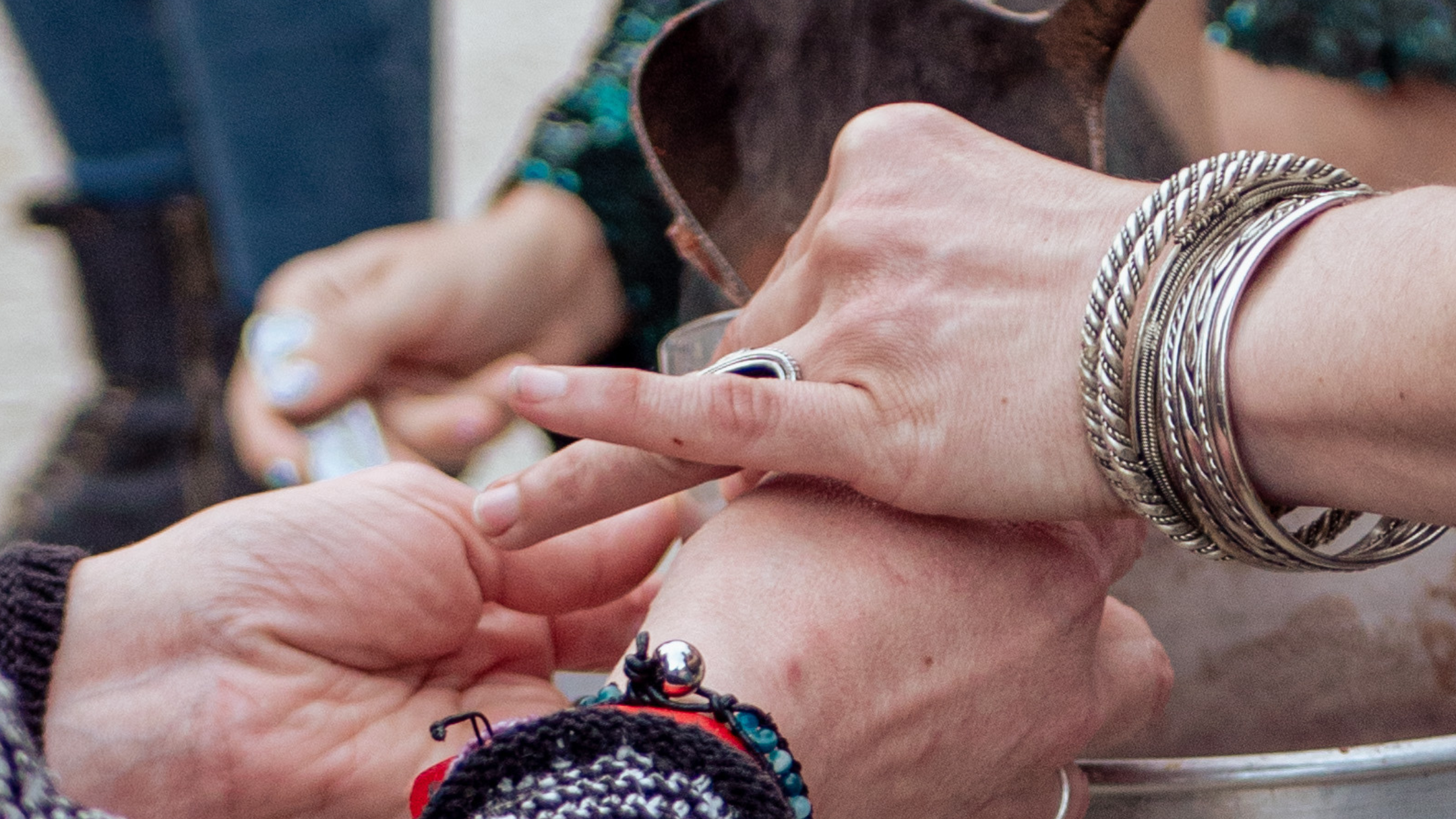 mains ensemble qui servent du cacao sacré